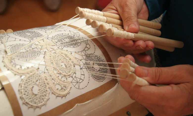 Стук коклюшек: почему вологодское кружево стоит дороже времени