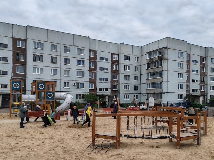     В Пестово оборудовали детскую площадку с каруселями, спортивным комплексом и зоной для спокойного отдыха. Фото: министерство жилищно-коммунального хозяйства и топливно-энергетического комплекса Новгородской области
