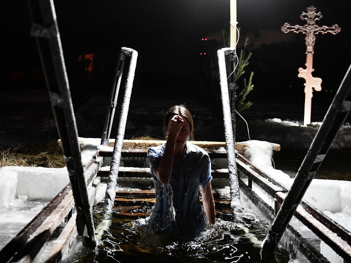    Девушка окунается в купель на Верх-Исетском пруду в Екатеринбурге во время празднования Крещения | © РИА Новости / Павел Лисицын