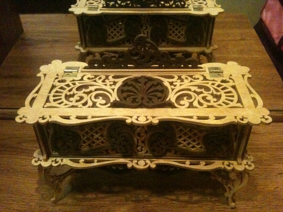 Это я ещё пилил до покупки станка. Хоть он особо и не меняет положение, и не пилит за меня, как могут многие подумать, но всё таки эта работа была одной из самых "дорогих" для меня, так как пилил элементы исключительно ручным лобзиком.