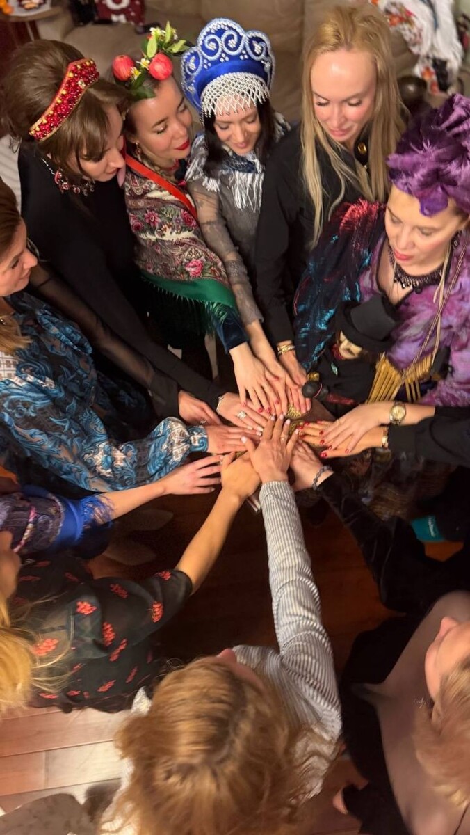    Полина Диброва устроила девичник с гаданием. Источник: t.me/dibrovapolina