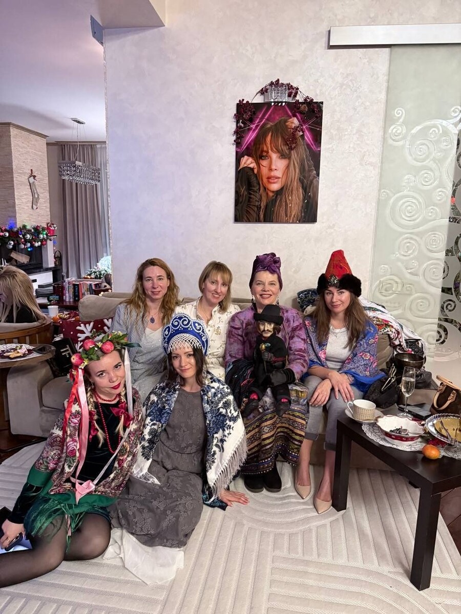    Полина Диброва устроила девичник с гаданием. Источник: t.me/dibrovapolina