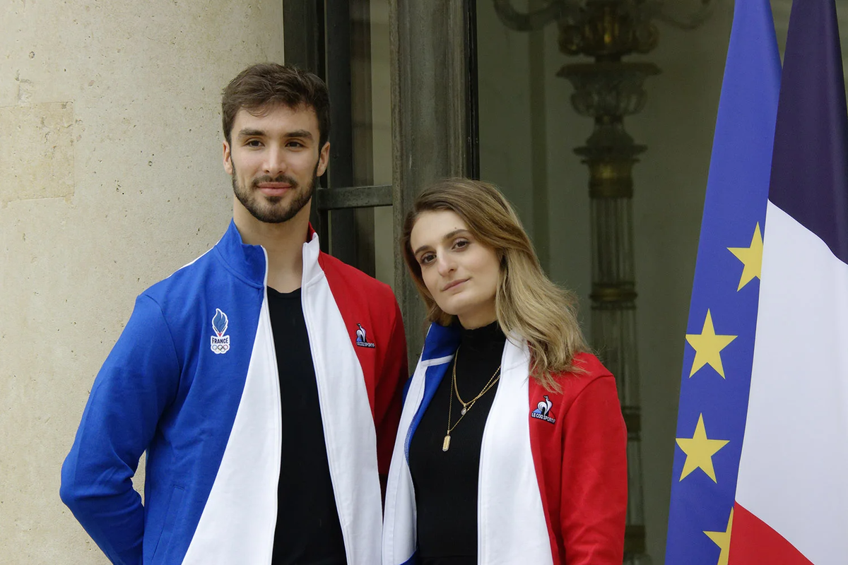 Габриэлла Пападакис (Справа) и Гийом Сизерон (слева) прибывают в Елисейский дворец на церемонию в честь французских олимпийских и паралимпийских медалистов Олимпийских и Паралимпийских игр в Пекине 2022 года (Фото Daniel Pier·NurPhoto via Getty Images)