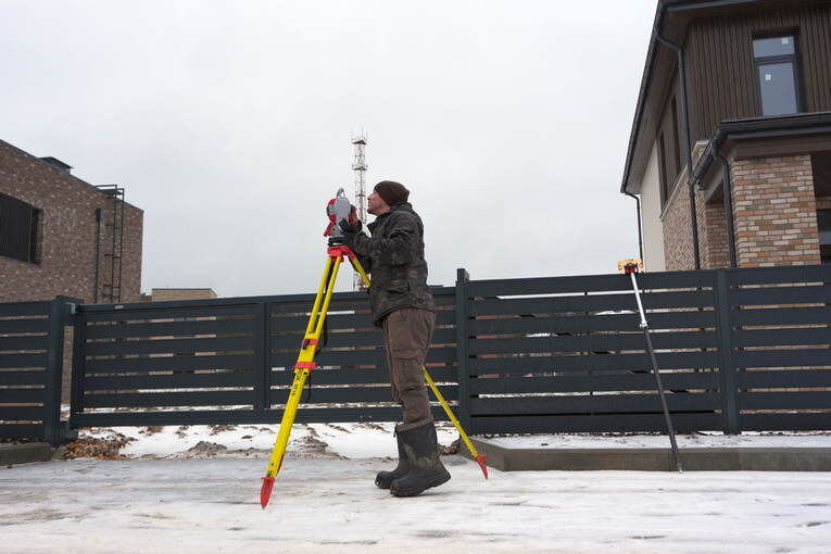 Иллюстрация - Геодезист с оборудованием на участке