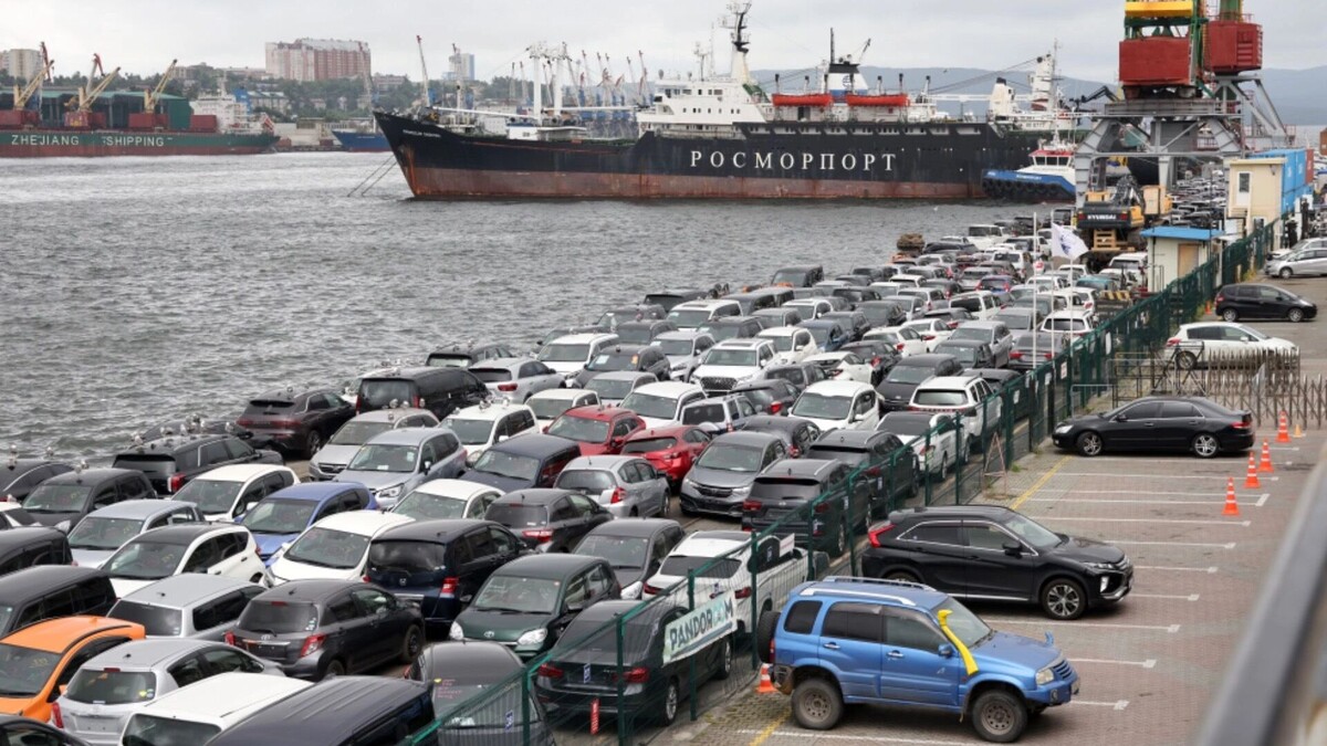 Владивосток. Подержанные автомобили из Азии в порту Владивостока. Фото: Юрий Смитюк / ТАСС