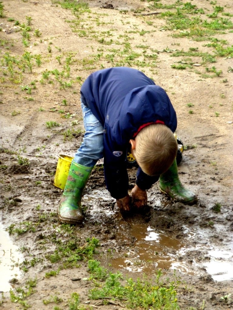 А это Тёмка играет 