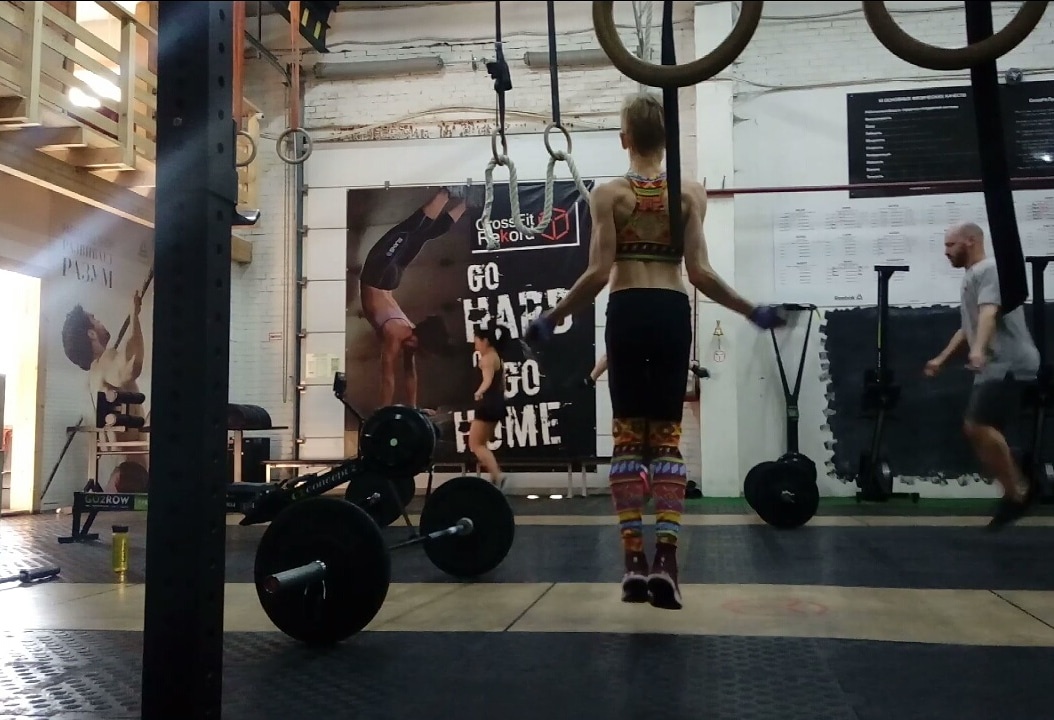 Редкое архивные фото: мне 16 или 17 лет, оттачиваю двойные прыжки в моем тогдашнем спортивном клубе. Фото из архива автора.