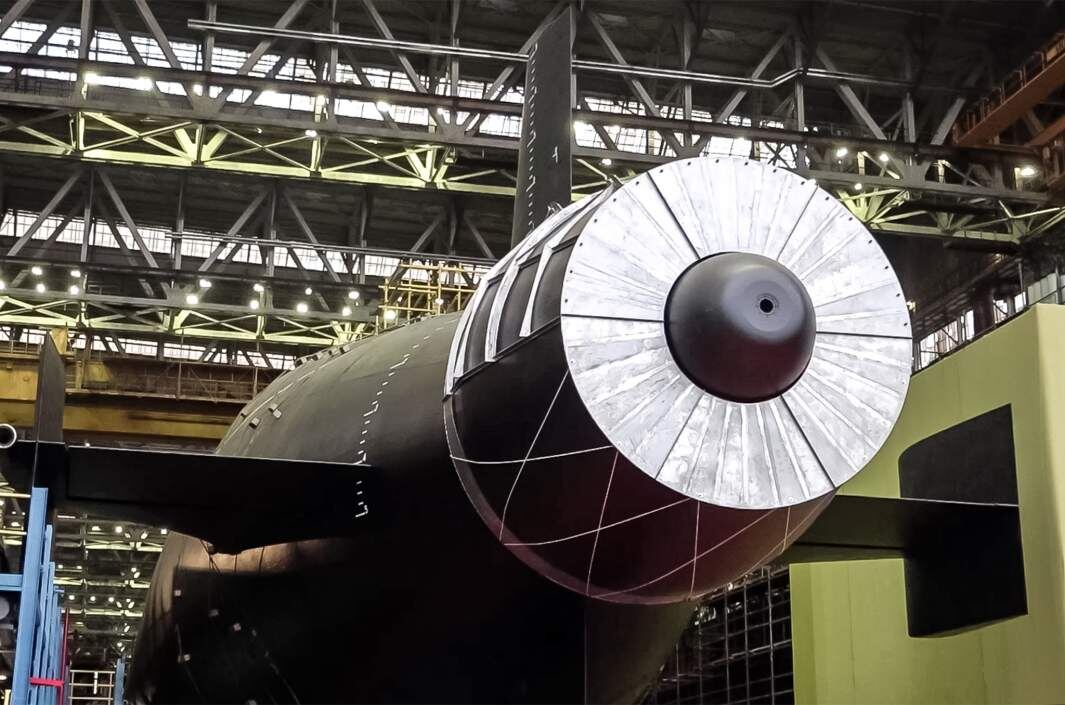 Церемония вывода из эллинга атомной подводной лодки «Хабаровск» на судостроительном предприятии «Севмаш» в Северодвинске. Подводное судно специально спроектировано и построено как носитель ядерного подводного комплекса «Посейдон»
Фото: РИА Новости/Министерство обороны РФ