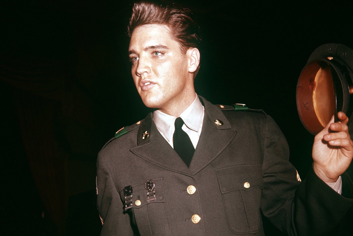    Элвис Пресли был эффектен даже в погонах. / Фото: DPA / ТАСС