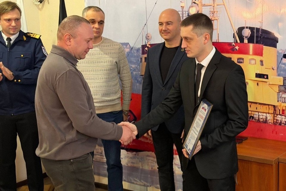    Глава Минтранса ДНР отметил работу сотрудников Мариупольского порта в 2025 году. Фото: ТГ/Бондаренко