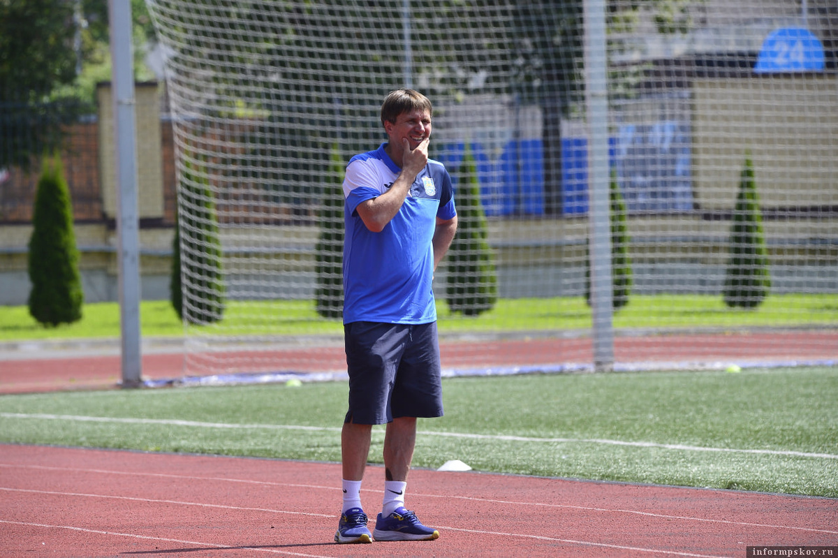 На фото: тренер команды 2009 года рождения Руслан Суродин. Фото: ФК «Псков»