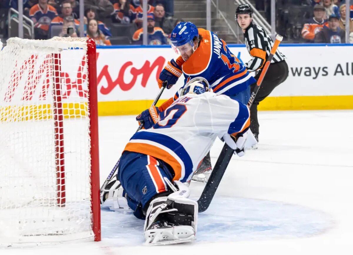     Главный тренер и нападающий «Айлендерс» высказались о звездной игре Сорокина против «Ойлерз»