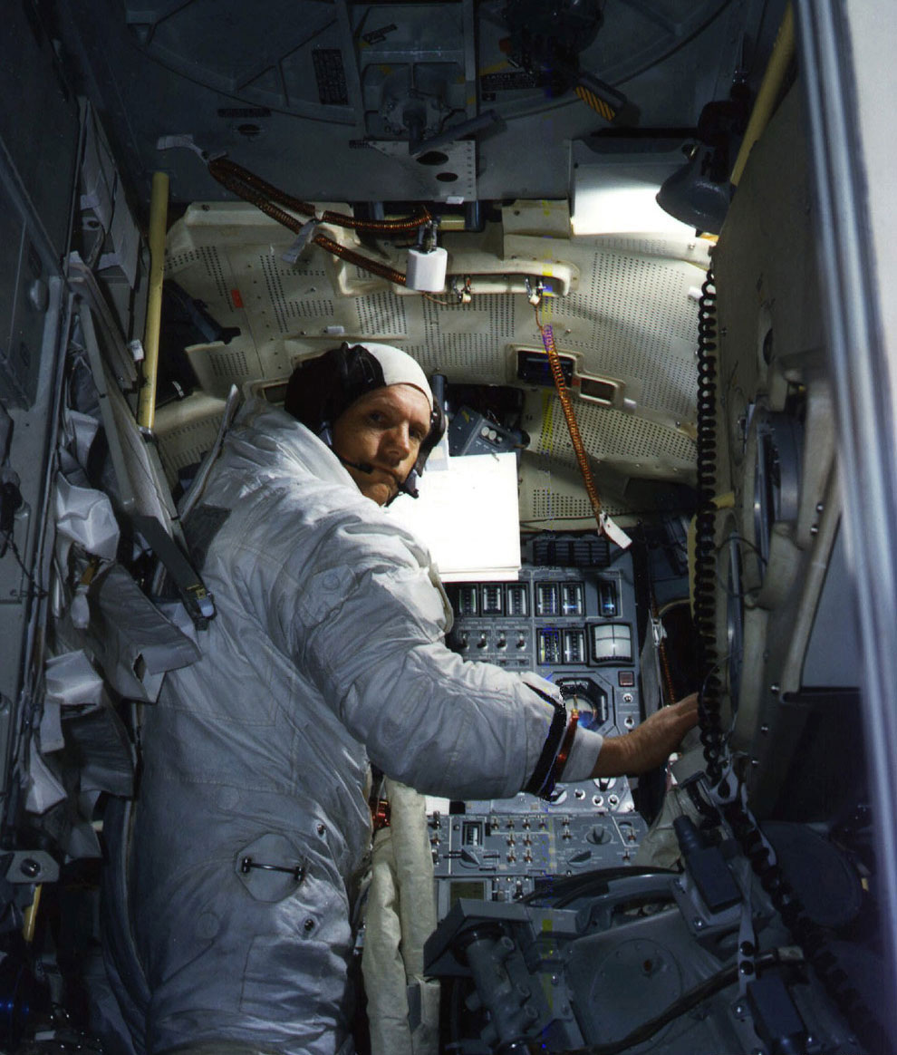 Нил Армстронг в кабине лунного модуля