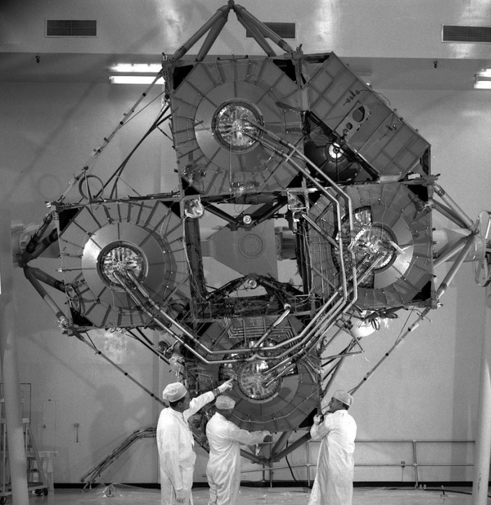 Посадочная ступень лунного модуля. Видны четыре бака расположенные друг напротив друга. 