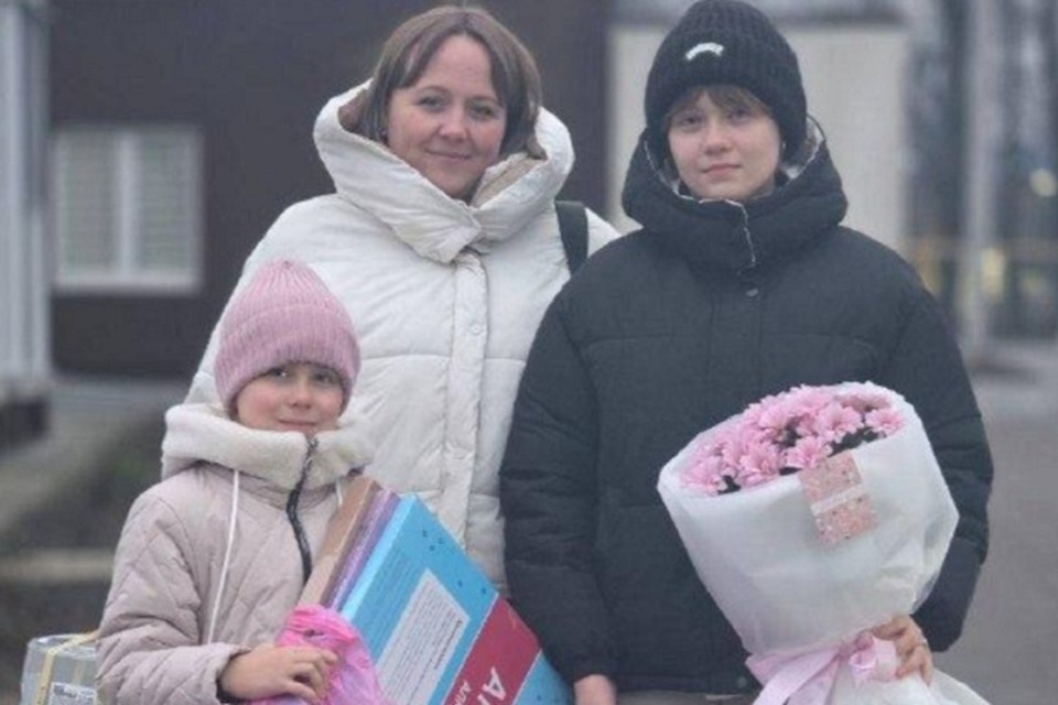    Анастасия получила в подарок умную колонку и алмазную мозаику, а ее сестра Катя - канцелярский набор и картины по номерам. Фото: t.me/volnovahaDNR