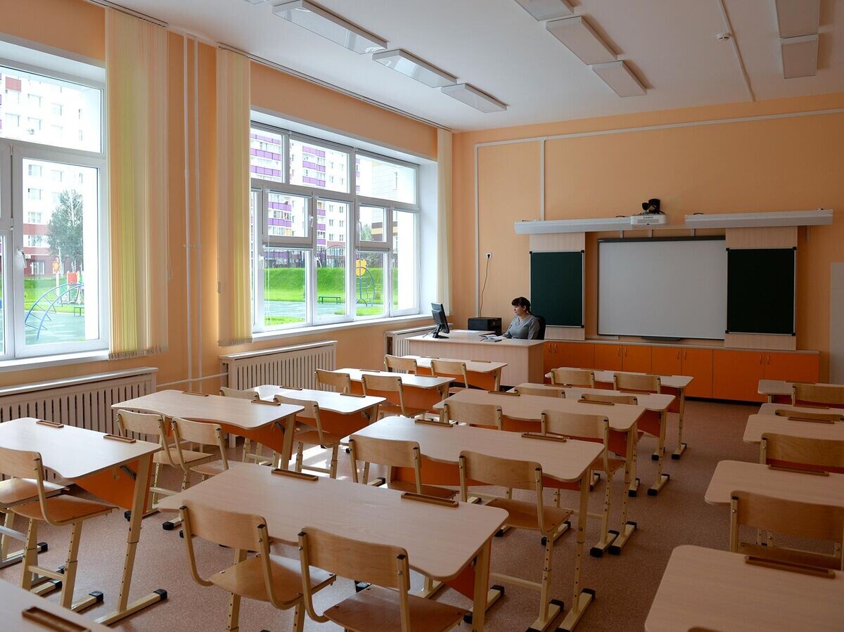    Учитель в классе новой школы | © Александр Кряжев