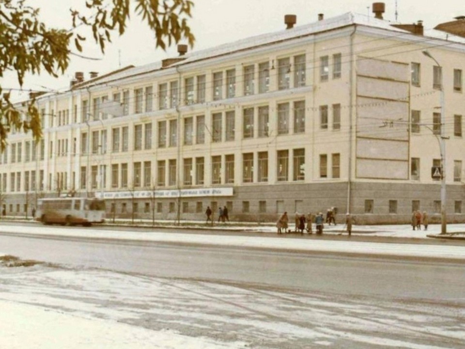    На фото: поздняя осень 1978 года в Уфе, остановка транспорта «Фабрика «МИР». Фото: vk.com/ufahistory1