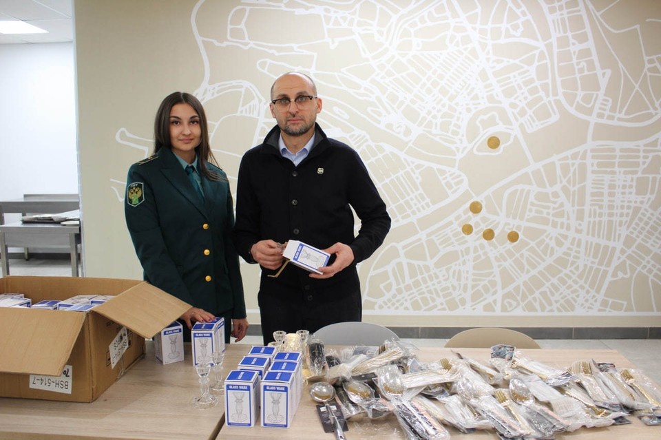    Школа получила вилки, ложки и подсвечники. Фото: СЗТУ