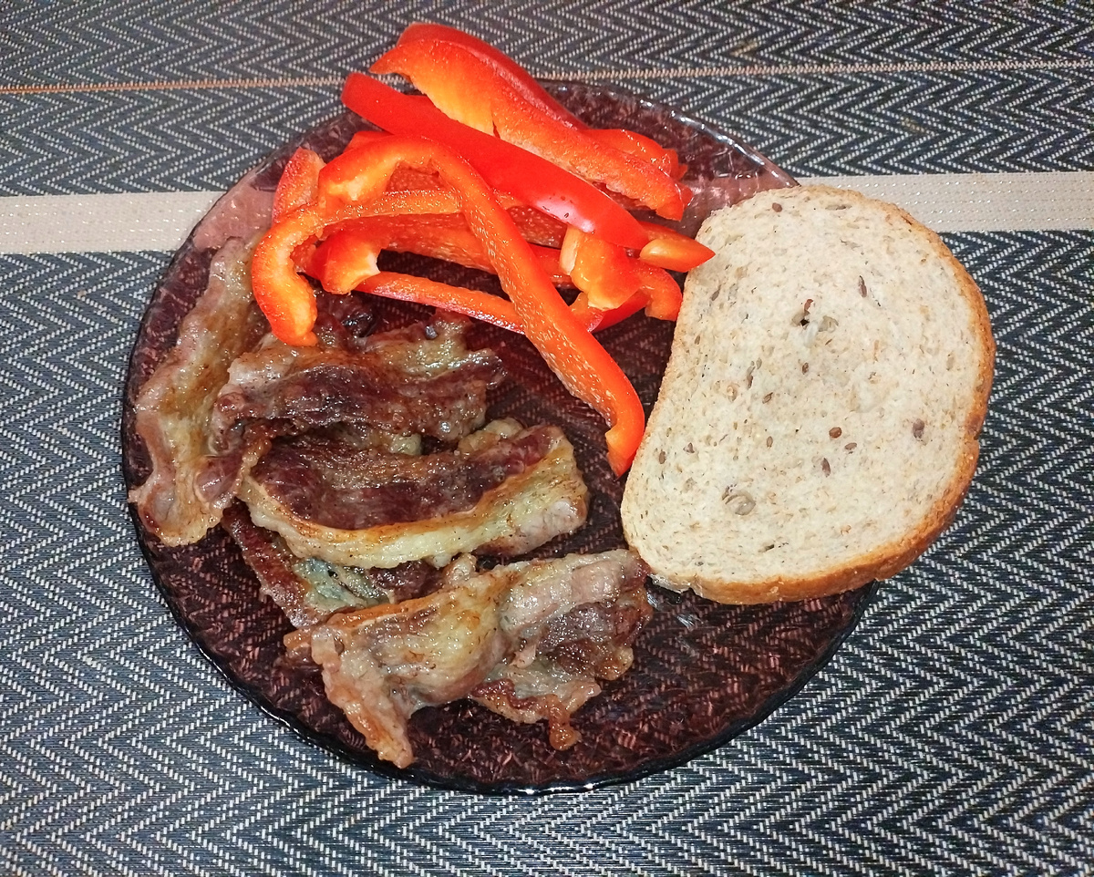 Завтрак с беконом и овощами.