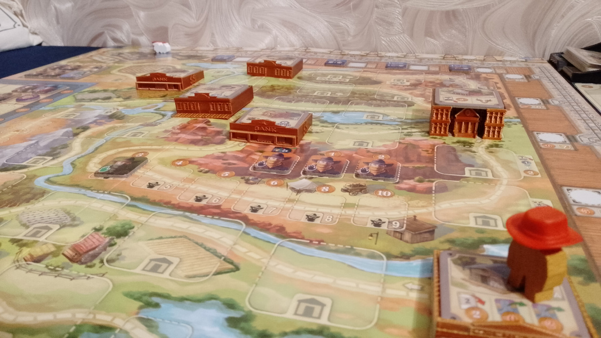 Здания распечатаны на 3D-принтере. В комплекте с игровыми компонентами они не идут. Фото с моей раскладки игры.