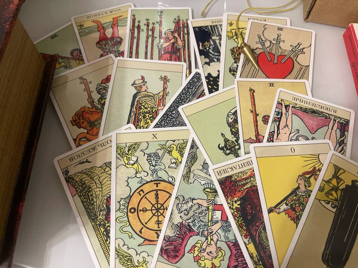 Если Ленорман — это ваш стратег по внешнему миру, то Таро — проводник в мир внутренний. Это следующий, глубже уровень того же диалога, который мы уже начали.