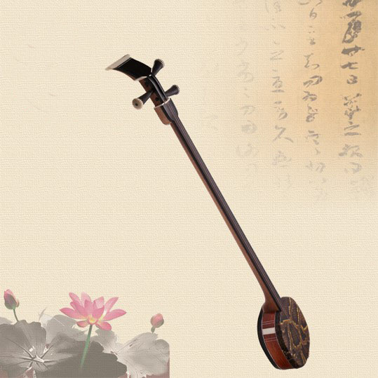 Саньсянь (сяньцзы). Появился  во времена династии Тан.
Один из четырёх ключевых музыкальных инструментов в пекинской опере, предок сямисена.
шелковые (絲) струнные щипковые и смычковые