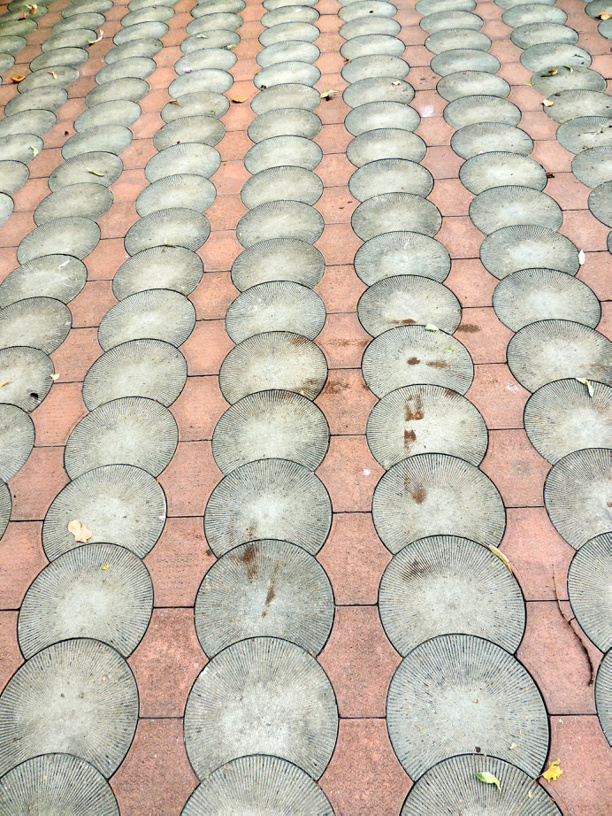 Разнообразие форм и цветов плитки позволит создать любой рисунок