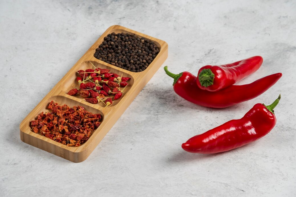    Капсаицин, придающий остроту перцу, действительно обладает антисептическими и антибактериальными свойствами