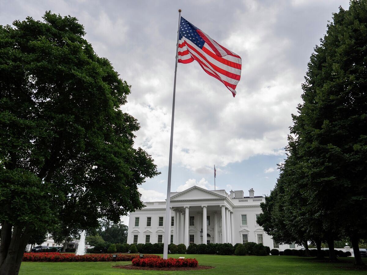    Американский флаг перед Белым домом в Вашингтоне | © AP Photo / Julia Demaree Nikhinson