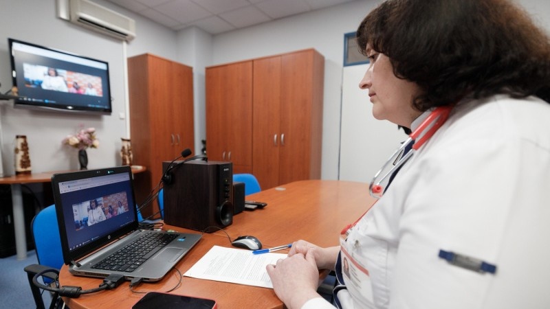    В Ханты-Мансийске врачи проводят видеоконсультации в мессенджере MAX