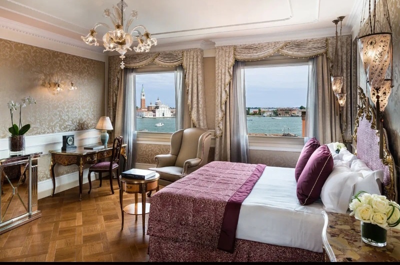 Этот номер мне сразу не понравился. Фиолетовые подушки и покрывало.. нет,не хочу.