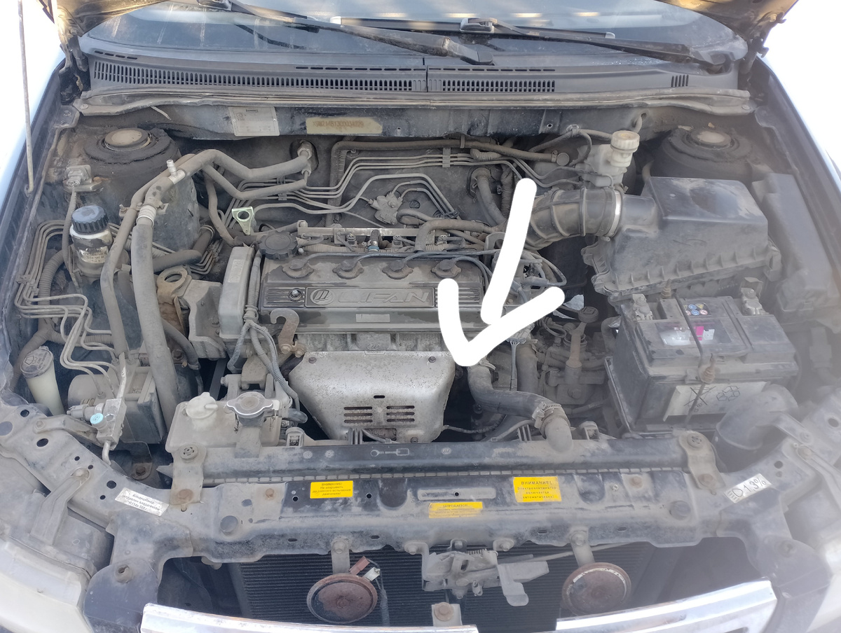 Под патрубком снизу на движке можно увидеть номер двигателя