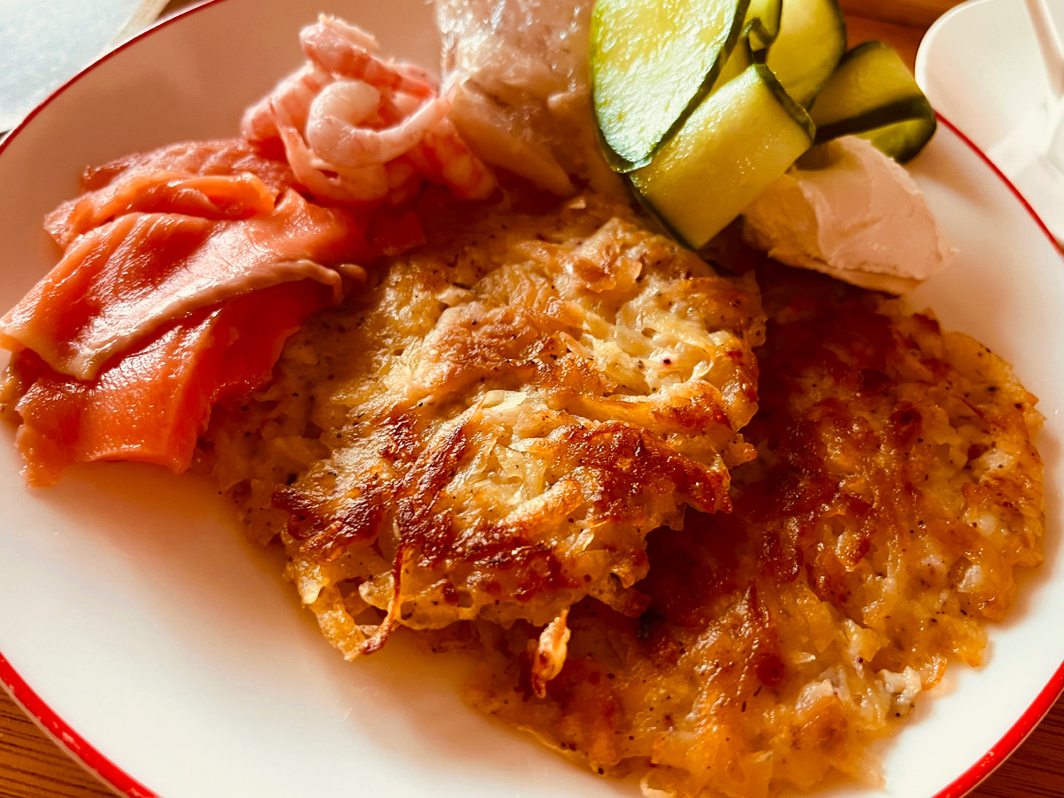 Драники, домашняя соленая рыбка, креветки, заливное из трески, творожный сыр, огурцы, еще был кекс шоколадный - он на фото выше