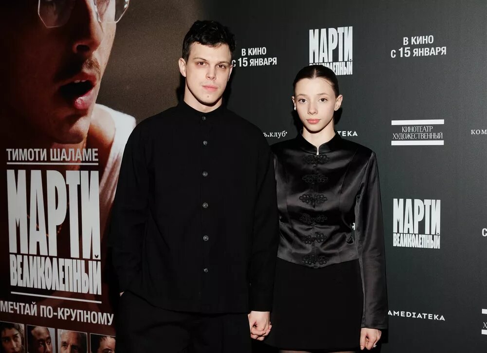    Григорий Верник и Полина Гухман, Мила Ершова и Святослав Рогожан на премьере "Марти Великолепного" с Тимоти Шаламе