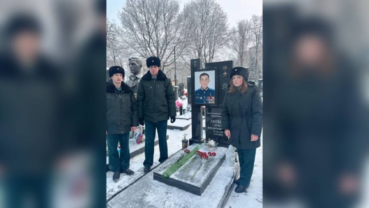    Курские таможенники почтили память Героя России Артура Лапшина