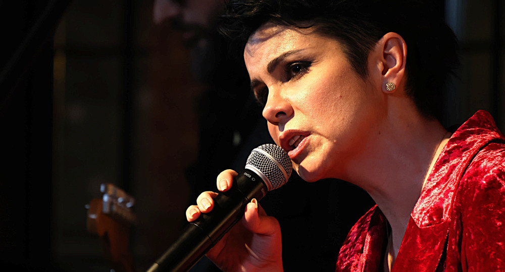 Двенадцать струн одной зимы: Амария и Мошкович согрели Москву дуэтом душ