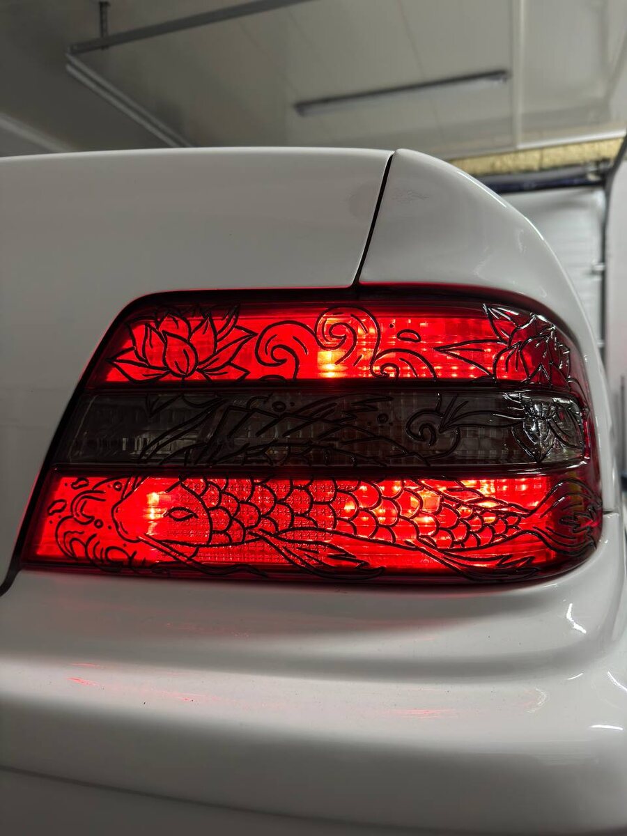 Гравировка на автомобильных фонорях Toyota Chaser JZX100