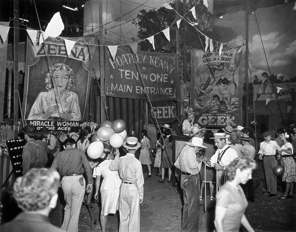 Britannica📷Зрители, которые пришли посмотреть на выступление гиков, 1946 год