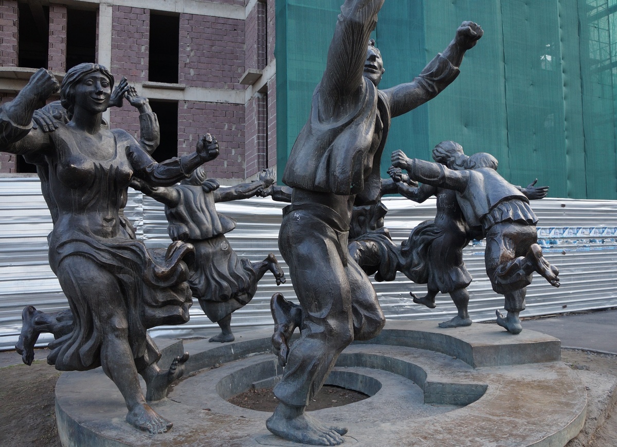 тут есть небольшой промежуток между скульптур-можно присоединиться