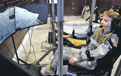 На "Луне" участники миссии проходили полевой тест в VR-очках, имитировали лунную гравитацию и управляли ровером, с помощью которого собирали "лунный" грунт. Фото: sirius.imbp.ru