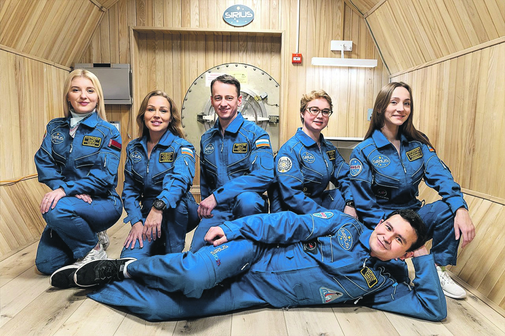 Несмотря не гендерную неравномерность (двое мужчин на четырех девушек) экипаж год прожил дружно Фото: sirius.imbp.ru