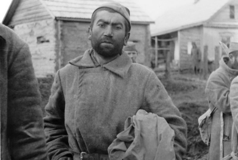 Немецкий офицер увидел анкету пленного и задрожал от восторга: он не знал, что этот «уголовник» погубит их армию