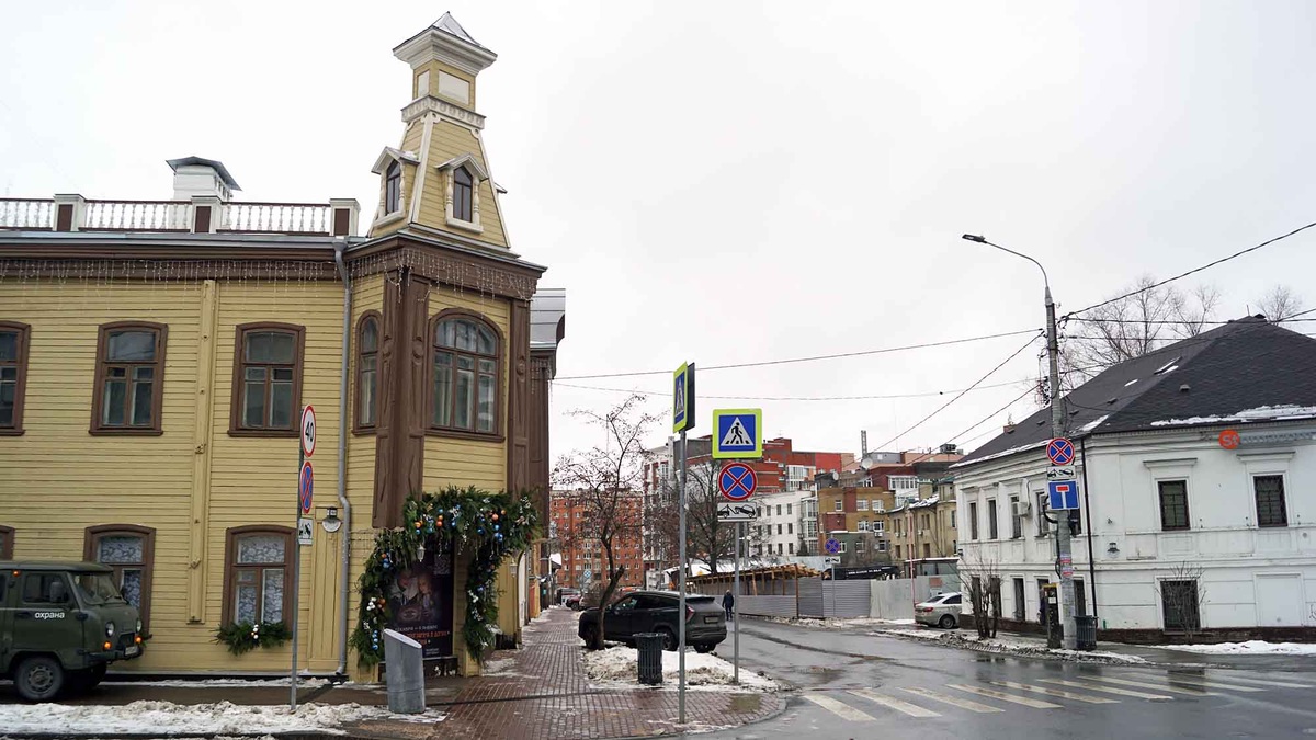 Это дом крестьянина Андрея Седова. Он приехал в Нижний Новгород из деревни Гнилица. Стал работать в сфере торговли и поднялся по карьерной лестницы до приказчика (так до революции называли управляющих). Андрей Седов скопил денег и выкупил бакалейную лавку. К сорока годам он стал оборотистым предпринимателем. При этом оставался в статусе крестьянина. Листайте галерею, чтобы увидеть еще фото