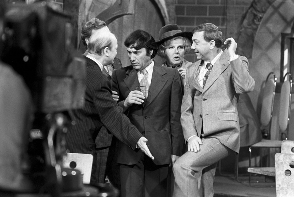    Актеры Виктор Байков в роли пана Вотрубы, Спартак Мишулин в роли пана Директора, Зоя Зелинская в роли пани Терезы и Роман Ткачук в роли пана Владека. Фото: Борис Кавашкин/ ТАСС