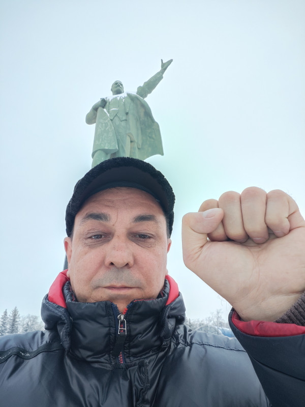 Акцию у памятника Ленину провёл бывший депутат от КПРФ Рустам Хафизов, сообщив об этом в своих социальных сетях.
