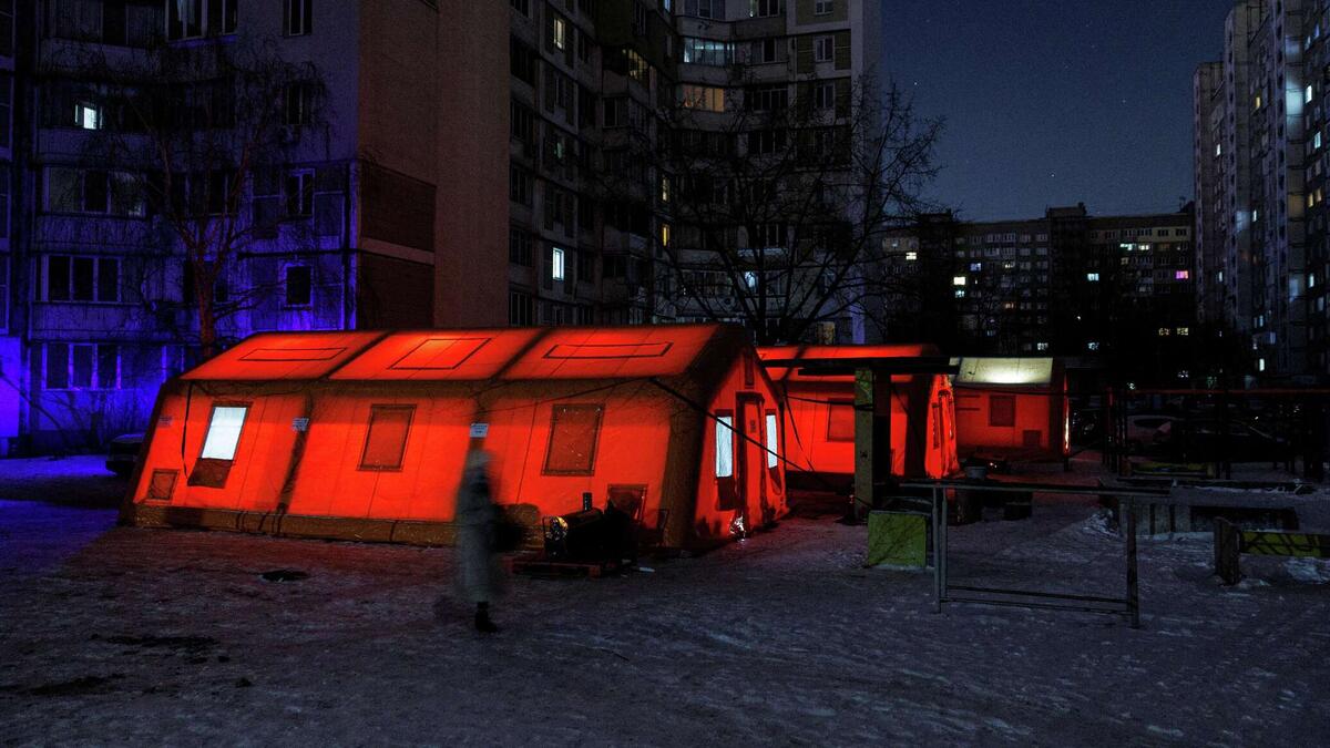 Пункты обогрева в Киеве. Дома, где есть свет - у них генераторы на балконах. Примерно также жил в 90-е Владивосток, когда были регулярные отключения света. 