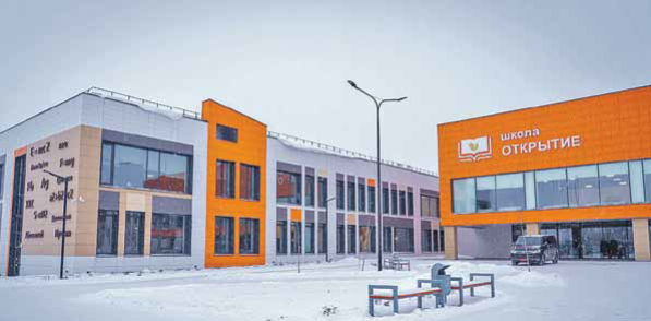 Здание школы сразу привлекает внимание своими теплыми, добрыми цветами. Фото: Роман ГЕРАСИМОВ/Правительство Владимирской области