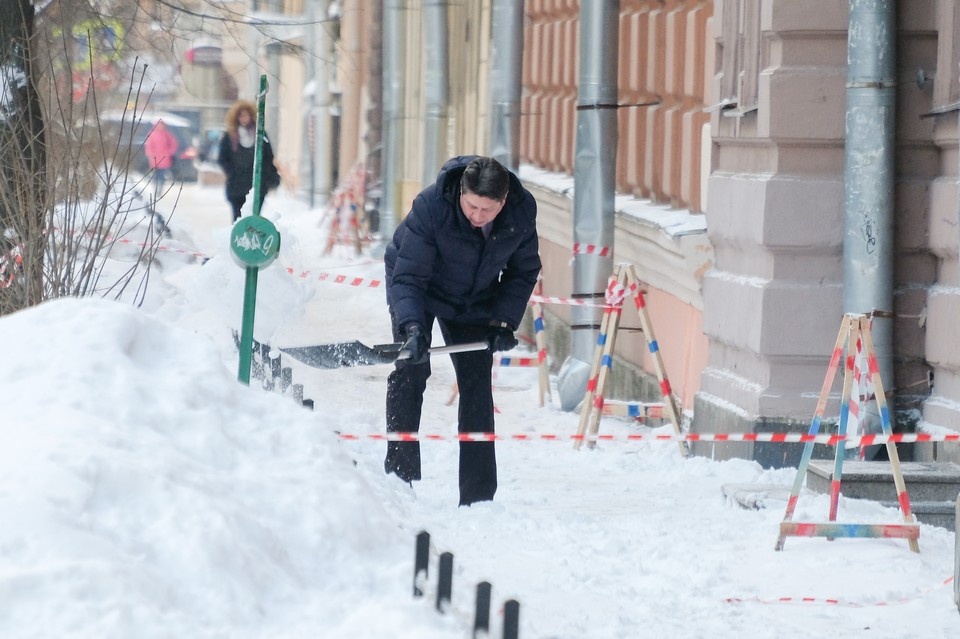    Власти проверили 83 территории у торговых центров и выявили 49 нарушений. Артем КИЛЬКИН