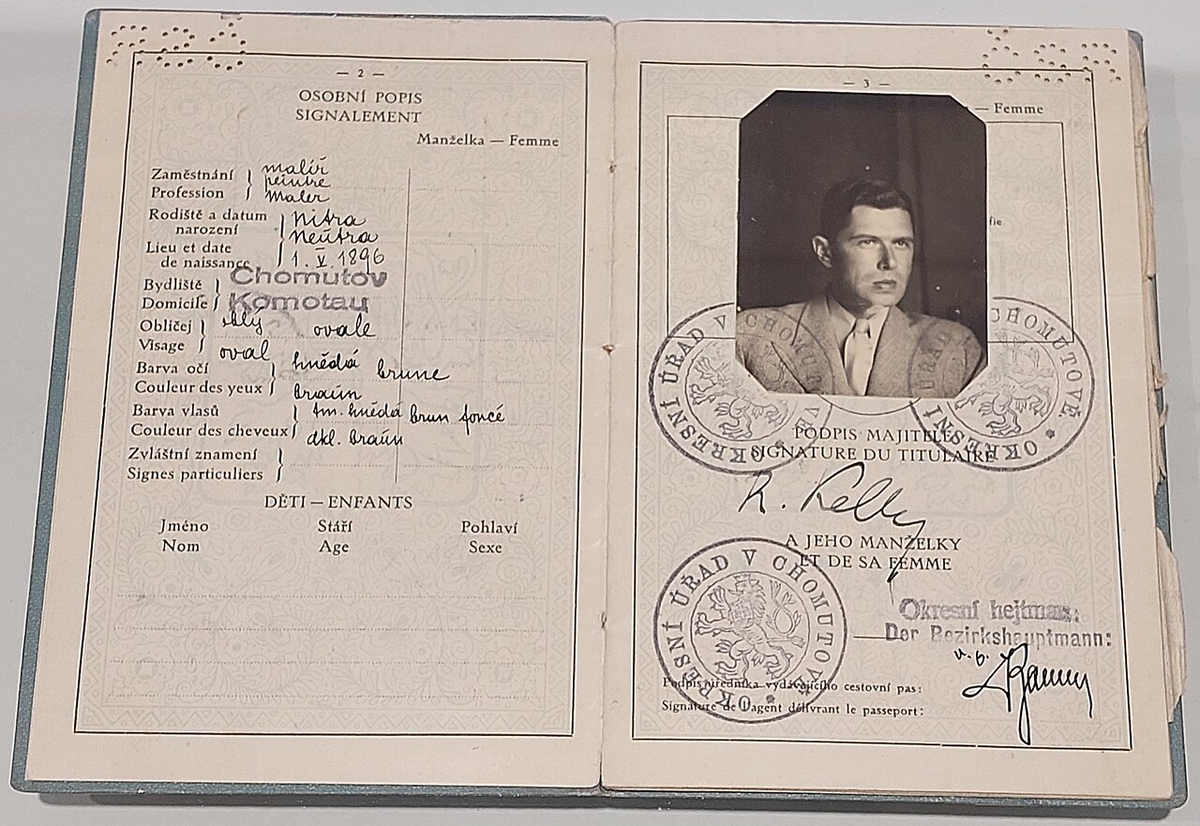 Фальшивый паспорт гражданина Чехословакии на имя Robert Kelly. Изготовлен службой документирования ИНО для Д. А. Быстролётова в 1933 году на фиктивные данные.