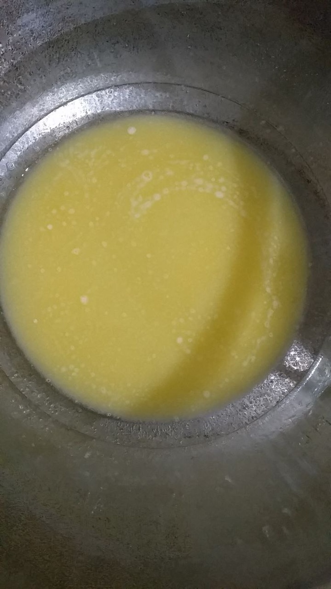 С нагретого растопленного масла снимаем молочный жир (белые вкрапления) и доводим масло до полной прозрачности.